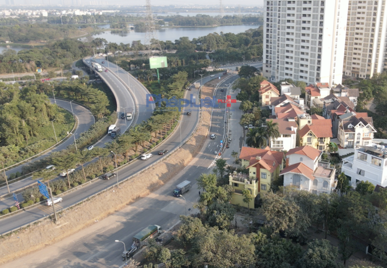 Trước đó, Chủ tịch UBND thành phố Hà Nội đã ban hành Lệnh khẩn cấp xây dựng công trình Cải tạo, mở rộng đường Hùng Vương (đoạn từ Trần Phú đến Nguyễn Thái Học); Lệnh khẩn cấp xây dựng công trình Cải tạo hạ tầng, tổ chức giao thông khu vực nút giao Pháp Vân, Bến xe Nước Ngầm và ngõ 15 Ngọc Hồi; Lệnh khẩn cấp xây dựng công trình Dự án đầu tư xây dựng đường Vành đai 2,5 các đoạn: Khu đô thị mới Dịch Vọng - Dương Đình Nghệ; Vũ Phạm Hàm - Trần Duy Hưng; Ngụy Như Kon Tum - Nguyễn Trãi.