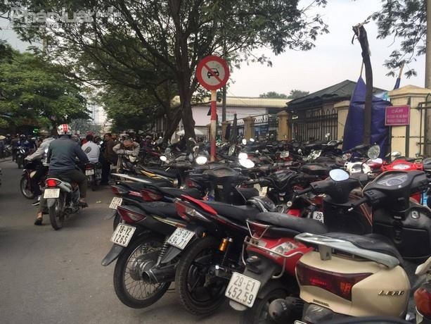 Lòng đường bị tận dụng để trông xe thu phí