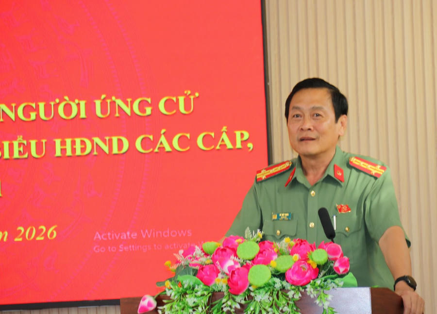 Đại tá Hồ Việt Triều, thay mặt các ứng cử viên ĐBQH khóa XVI, nghiêm túc tiếp thu, ghi nhận đầy đủ các ý kiến, kiến nghị của cử tri; đồng thời nhấn mạnh trách nhiệm của đại biểu dân cử trong việc đồng hành, giám sát và bảo vệ quyền, lợi ích hợp pháp, chính đáng của Nhân dân.