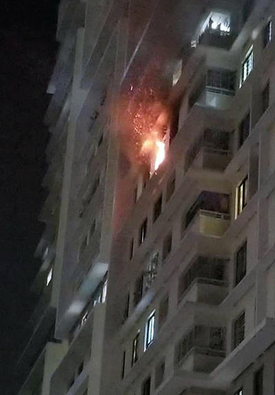 Lửa bùng phát từ căn hộ tầng 11. Ảnh: Cư dân Eratown.