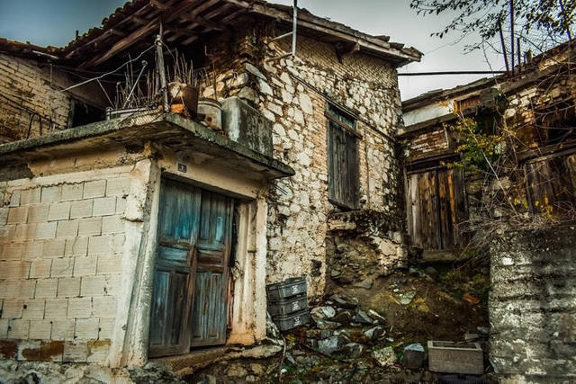 Căn nhà hoang trên đảo dùng để nhốt những người trốn cách ly