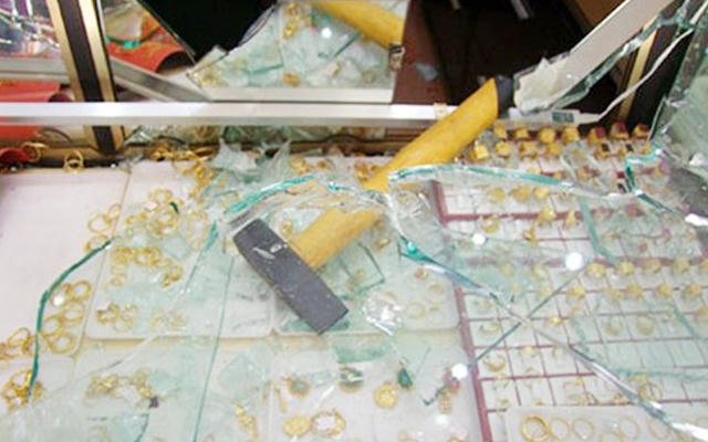 Vây bắt nam thanh niên cầm búa xông vào cướp tiệm vàng giữa ban ngày