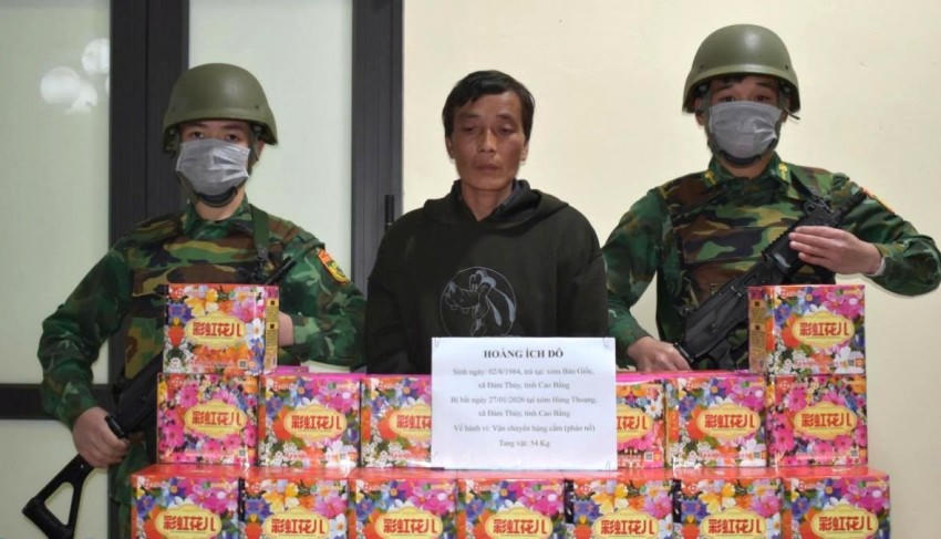 Đối tượng Hoàng Ích Đô cùng tang vật bị Đồn Biên phòng Đàm Thuỷ bắt giữ. (Ảnh: Nông Văn Tuấn)