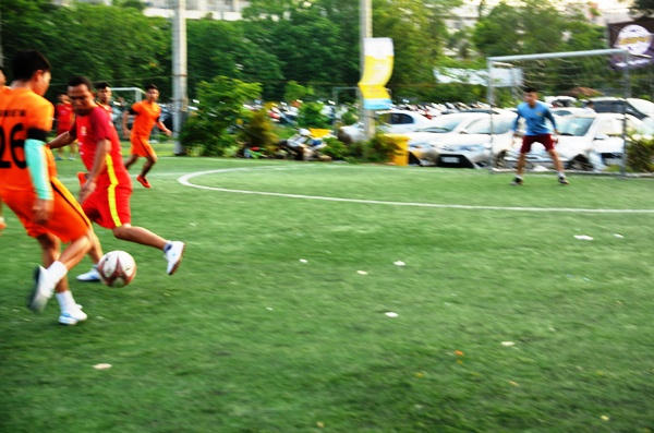 Cầu thủ số 26 của Đài Tiếng nói Việt Nam đã có pha vuốt bóng ghi bàn cực đẹp vào lưới báo Công an nhân dân.