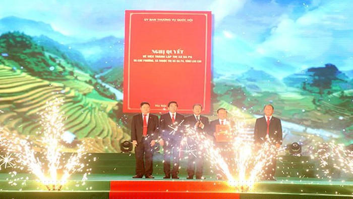 Thị xã Sa Pa tiền thân là thị trấn Sa Pa khởi thủy từ năm 1994. Sau 25 năm phấn đấu, xây dựng và phát triển, thị trấn Sa Pa đã đạt được những kết quả rất quan trọng trên tất cả các lĩnh vực kinh tế - xã hội.