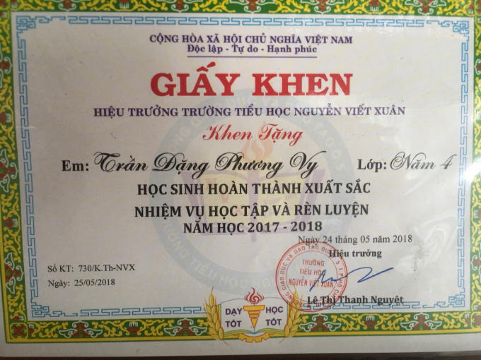 Hình ảnh đời thường đáng yêu và thành tích học tập