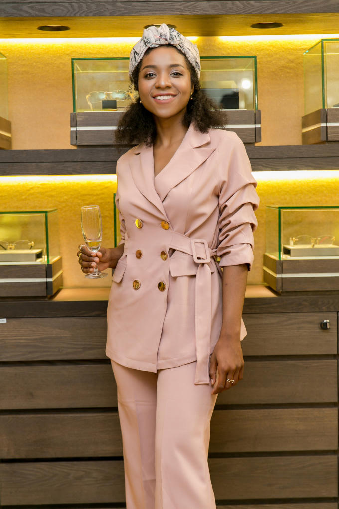 Hoa hậu H'hen Niê diện đầm xẻ tà, khoe nhan sắc quyến rũ trong màu son đỏ