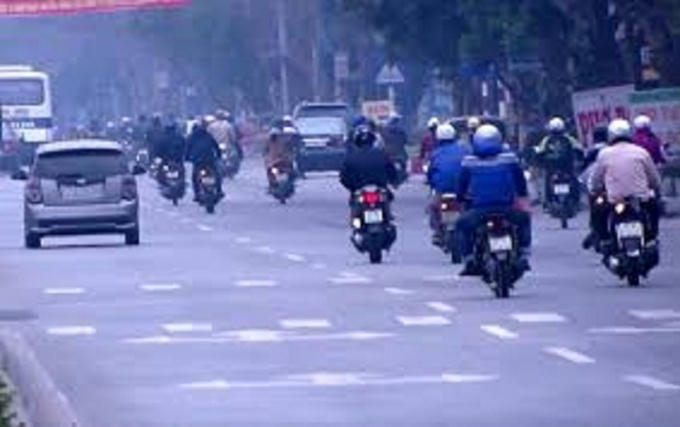 Mặc dù có biển phân làn đường rất rõ ràng nhưng xe máy vẫn lấn làn đường ô tô bằng chiêu “xi-nhan trái”. (Ảnh: Dân Việt)
