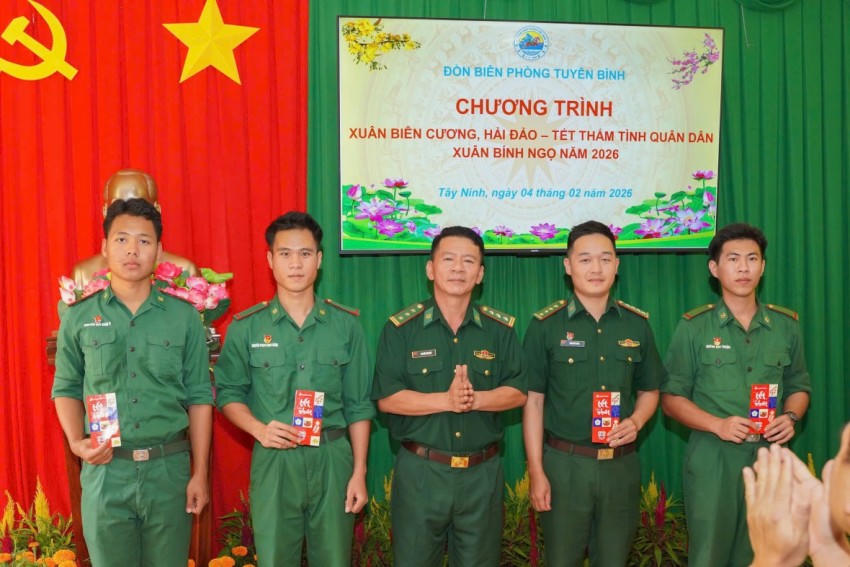 Thượng tá Nguyễn Văn Hải - Đồn trưởng Đồn Biên phòng Tuyên Bình tặng quà chúc mừng năm mới các thầy giáo quân hàm xanh lớp học tình thương.