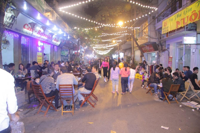 Không chỉ khiến việc đi lại khó khăn mà việc lấn chiếm còn gây mất mĩ quan đô thị