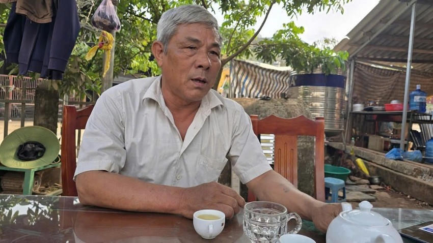 Ông Doãn Văn Trình, Chi hội trưởng Hội người cao tuổi tiểu khu II, xã Mường Bú thắc mắc vì nhiều tháng qua không nhận được tiền hỗ trợ.