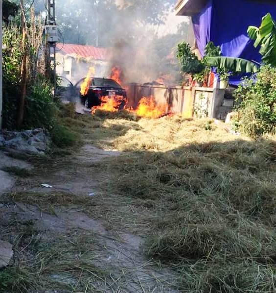 Ngọn lửa bùng lên nhanh chóng và dữ dội làm chiếc xe bị thiêu rụi trong gang tấc.