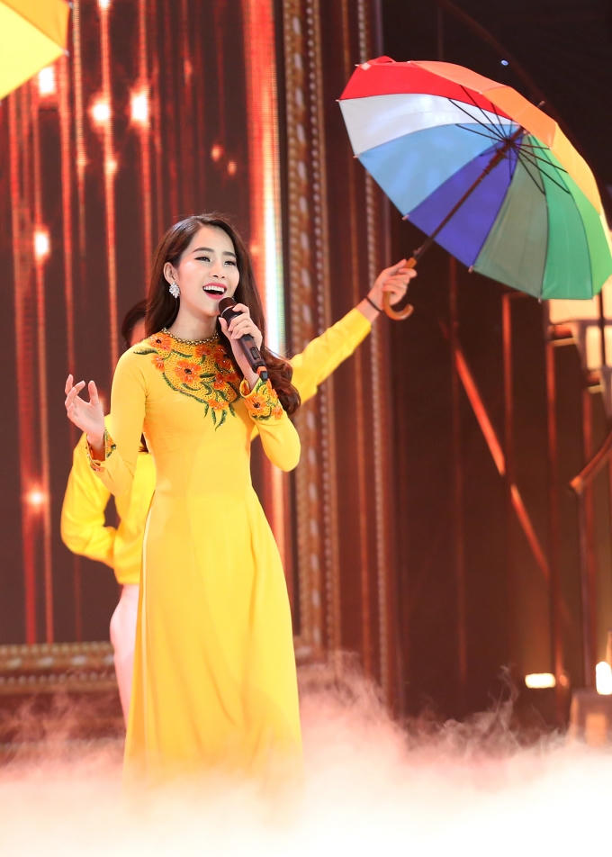 Ngẩn ngơ vẻ đẹp đến nao lòng của Nam Em trong tà áo dài trắng Tình Bolero 2016