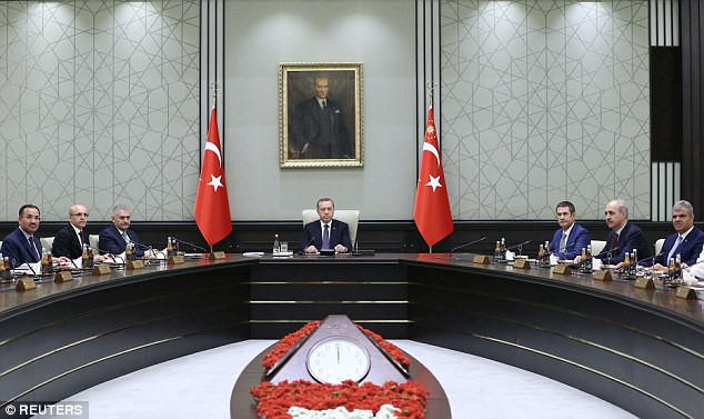Ông Erdogan chủ trì cuộc họp nội các với Thủ tướng Binali Yildirim (thứ 3 bên trái) và các bộ trưởng tại Dinh Tổng thống. Ảnh: Reuters.
