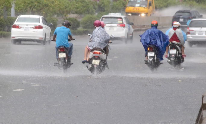 Trên các tuyến đường, dòng người lưu thông hối hả khi mưa lớn ập xuống. Nhiều người nháo nhào tìm chỗ trú mưa ven đường, dưới gầm cầu vượt, hầm chui...