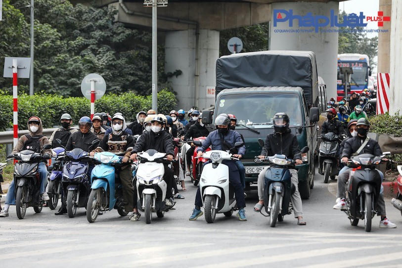 Tại nhiều tuyến đường cửa ngõ của Thủ đô, lượng phương tiện tăng cao do áp lực từ lượng người dân dồn về trong ngày cuối cùng của kỳ nghỉ Tết Dương lịch.