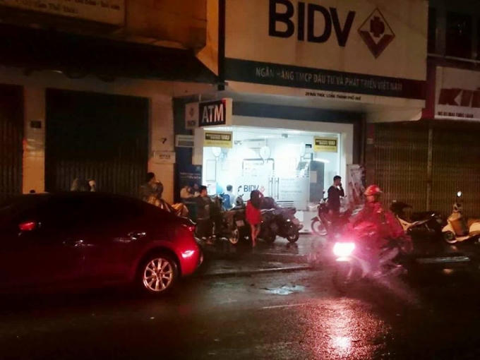 Nhiều người dân vẫn tiếp tục ở bên ngoài theo dõi diễn biến vụ án. (Ảnh: Đăng Hậu)