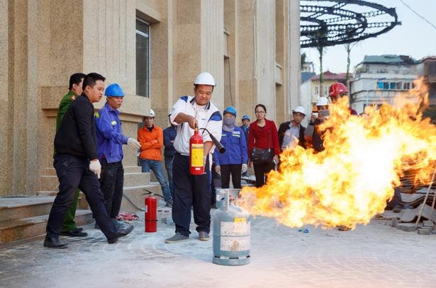 Các cán bộ Tân Hoàng Minh đang thực hành các thao tác phòng cháy.