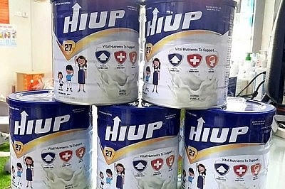 Thị trường bán một lon sữa Hiup 27 với giá trung bình hơn 546.000 đồng (Ảnh: A.P.).