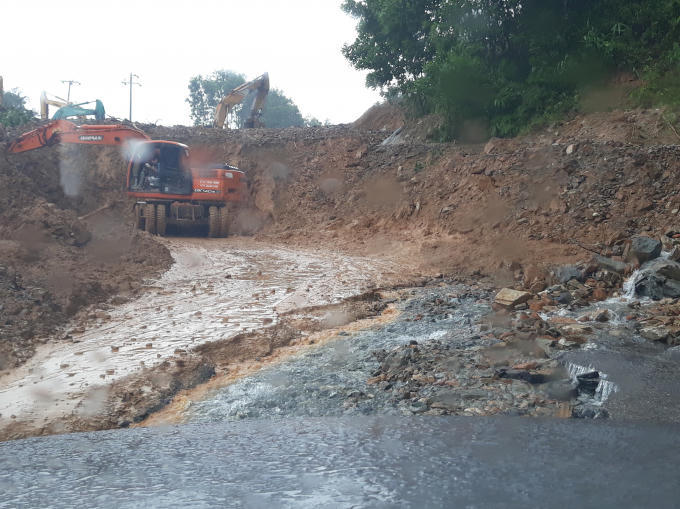 Sau 6 ngày xảy ra vụ lở đất kinh hoàng các phương tiện vẫn đang ngày đêm dọn đất, đá để quốc lộ 14E được lưu thông trở lại.