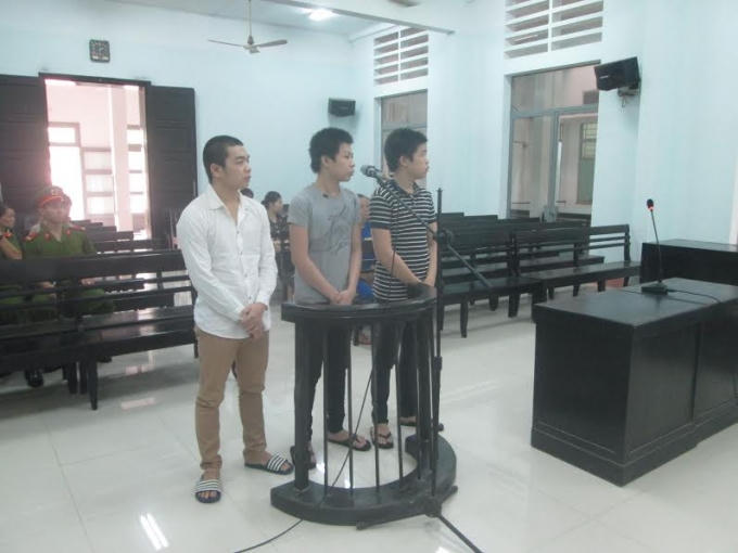 Ba bị cáo Khôi, Anh, Duy tại phiên tòa.