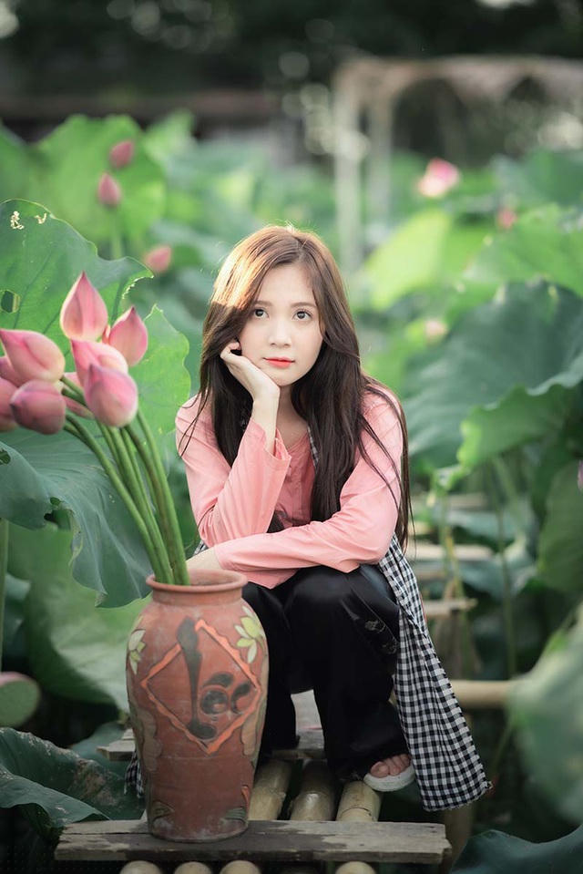 Gương mặt đượm nét thơ ngây với đôi mắt to tròn.