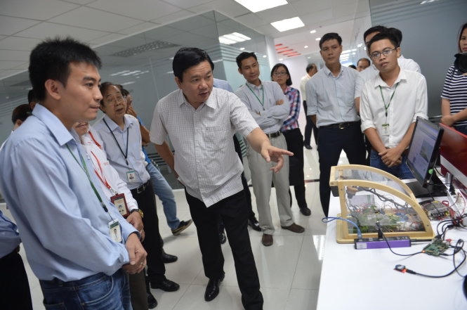 Bí thư Thành ủy TP HCM Đinh La Thăng tham quan công ty Global Cybersoft Việt Nam trong công viên phần mềm Quang Trung, Q.12, TP.HCM sáng 28-5 (Ảnh: Quang Định).