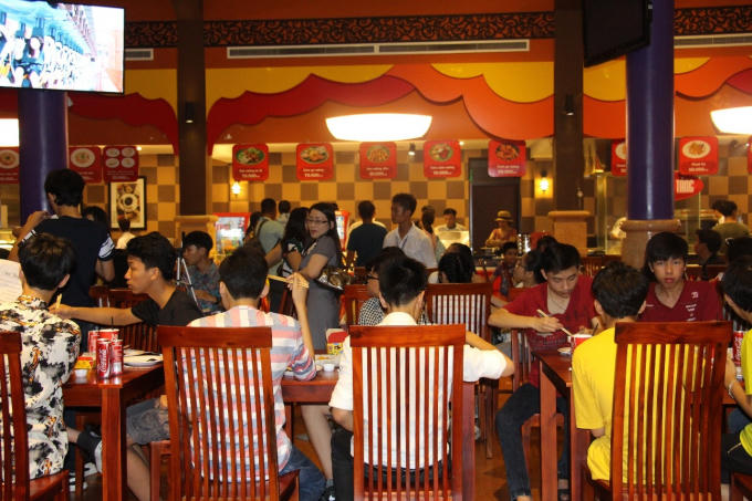 Niêm yết giá công khai, quầy hàng nào cũng nườm nượp khách tới thưởng thức các món ngon, từ bún chả đất Bắc, hải sản nướng đúng điệu cho tới các món “Tây” như Piza, mỳ Ý...vv..vv…Món ngon càng ngon hơn khi đặt trong không gian bài trí đậm chất Ngũ hành.