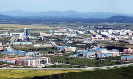 Khu công nghiệp chung Kaesong, biểu tượng hợp tác giữa Triều Tiên và Hàn Quốc vẫn đang bị đóng cửa. (Ảnh: NK News/VTV)