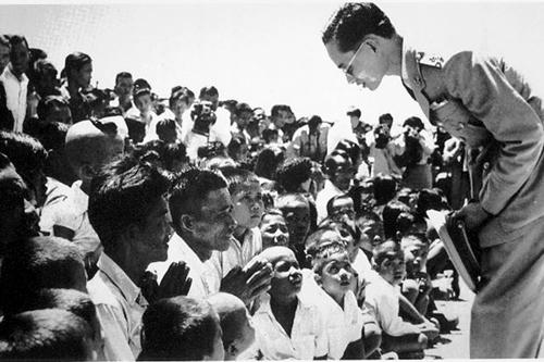 Quốc vương Bhumibol trong một chuyến thăm người dân. (Ảnh: People)