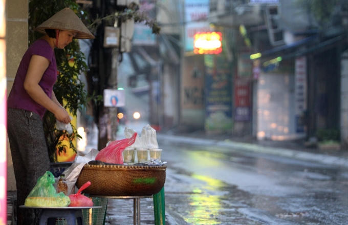 Sáng nay Hà Nội mưa to, nhưng chị bán bánh trôi trên phố Khương Trung vẫn mở hàng sớm vì rất nhiều khách đã dặn trước.