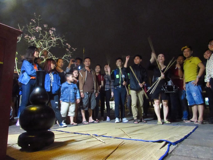 Đây cũng là dịp để bạn bè, gia đình vào tham quan, lưu giữ những hình ảnh đẹp của Đại nội về đêm.