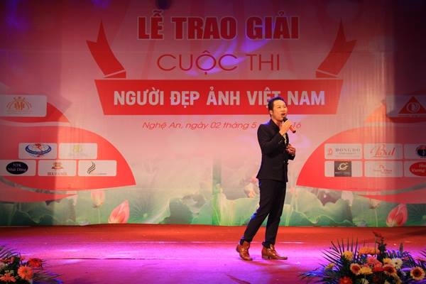 Nhiếp ảnh gia Đăng Khoa đóng góp tiết mục văn nghệ...