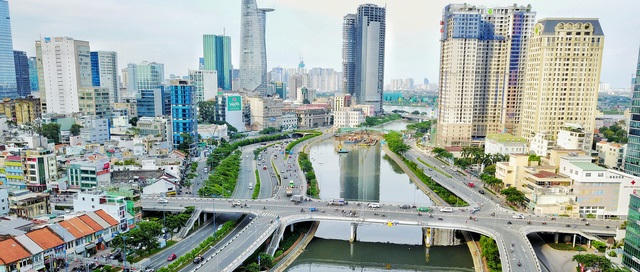 Bến Vân Đồn, quận 4 song song đại lộ Võ Văn Kiệt.