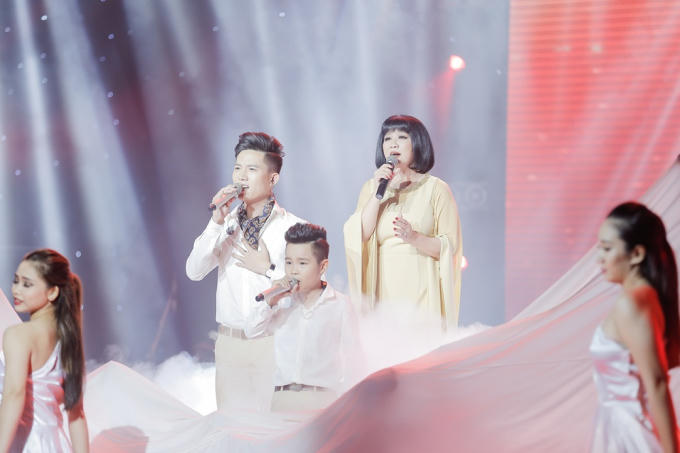 Anh Tú đến từ team Đông Nhi hòa giọng cùng nữ ca sĩ Cẩm Vân và bé Nhật Minh - Quán quân The Voice Kids 2015 qua ca khúc của cố nhạc sĩ Trịnh Công Sơn mang tên "Cát bụi".