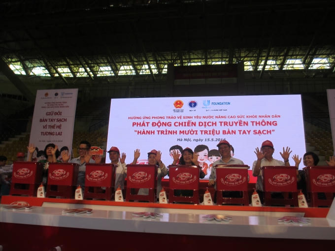 Lãnh đạo Bộ Y tế, Bộ GĐ&amp;ĐT, Quỹ unilever Việt Nam, hãng tài trợ LifeBoy cùng các lãnh đao cơ quan ban ngành phát động chiến dịch "Hành trình 10 triệu bàn tay sạch".