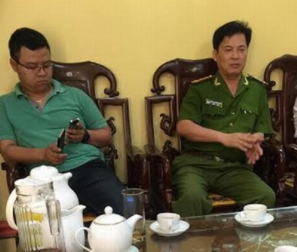 Đại tá Phùng Thế Ngôn (Trưởng Công an TP Việt Trì - bên phải).