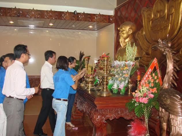 C&aacute;c đo&agrave;n vi&ecirc;n thanh ni&ecirc;n, du kh&aacute;ch đến Khu Di t&iacute;ch Dục Thanh thắp nhang viếng B&aacute;c Hồ dịp 19/5.&nbsp;