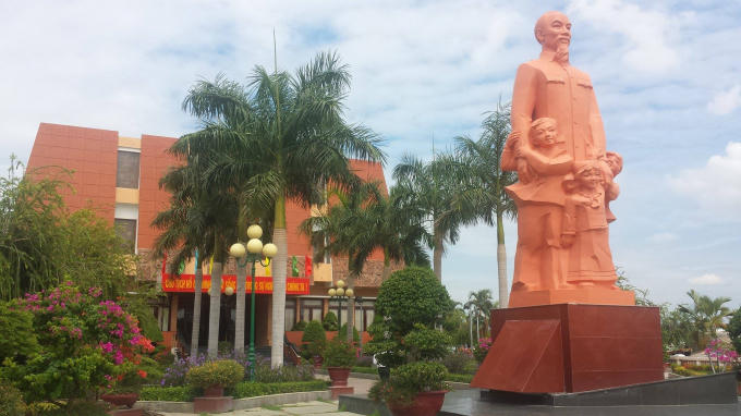 Theo tư liệu tại Khu Di tích lịch sử Trường Dục Thanh, vào tháng 2/1911, thầy giáo Nguyễn Tất Thành đã rời Trường Dục Thanh với giấy thông hành tên Văn Ba do các cụ Trần Lệ Chất và Hồ Tá Bang lo giúp để vào Sài Gòn lên tàu vượt đại dương đi tìm đường cứu nước. Do nhiều lý do lịch sử nên trường Dục Thanh đã đóng cửa vào năm 1912.