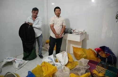 Các đối tượng trộm cắp chó mèo cùng tang vật.