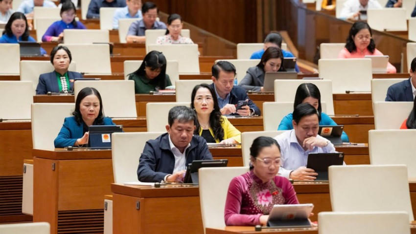 Nhiều nữ ĐBQH tham gia kỳ họp thứ 10, Quốc hội khoá XV. (Nguồn: Quochoi.vn)