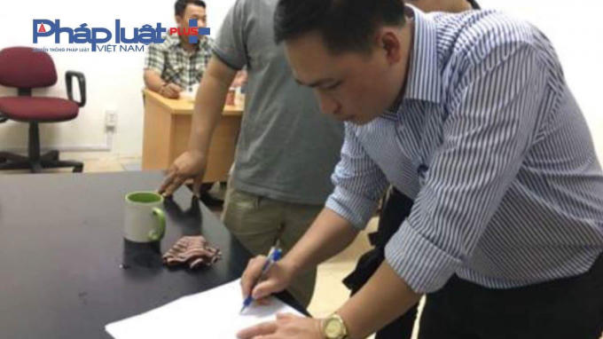 Đại diện Công an huyện Mai Châu(Hòa Bình) ký xác nhận trao trả nạn nhân. Ảnh Thu Thủy
