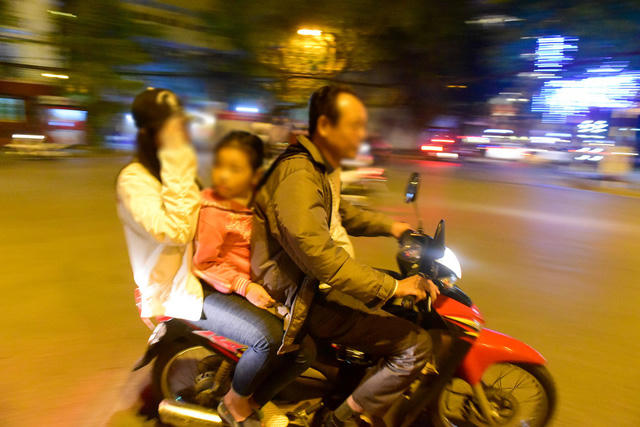 Một trường hợp chở ba không đội mũ bảo hiểm.