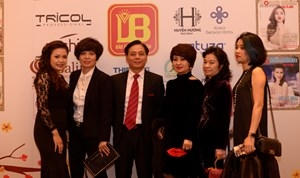 Phó TBT Vũ Hoàng Diệp chụp ảnh với các vị khách mời.
