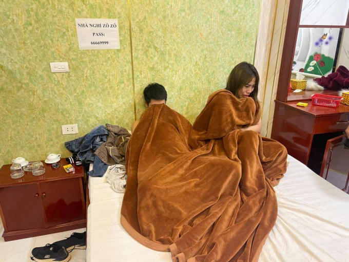 Tổ công tác Đội Chống tệ nạn xã hội và buôn bán người Phòng CSHS bất ngờ ập vào nhà nghỉ Zozo có địa chỉ tại phường Phú La, quận Hà Đông và phát hiện nhiều cặp nam nữ đang mua bán dâm.