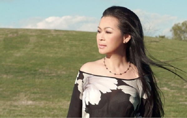 Bà là một ca sĩ xinh đẹp, tài năng nhưng nữ ca sĩ khá lận đận trong đường tình duyên.