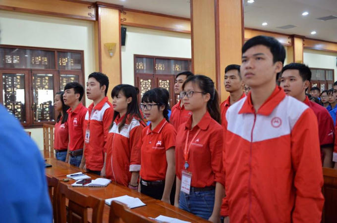 Tình nguyện viên đội hiến máu hát Quốc Ca.