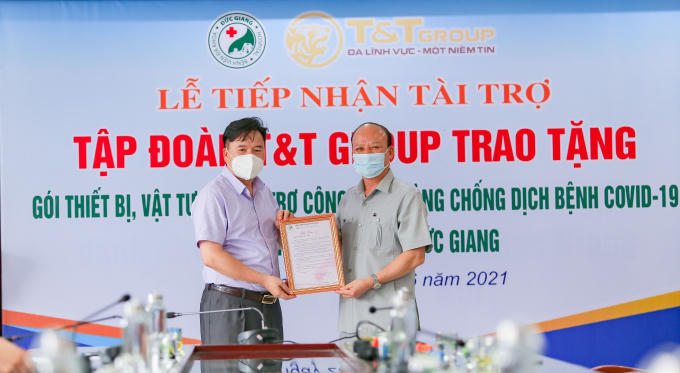 Ông Nguyễn Tất Thắng, Phó Tổng Giám đốc Tập đoàn T&T Group trao ủng hộ 7 tỷ đồng mua trang thiết bị và vật tư y tế cho TS.BS Nguyễn Văn Thường, Giám đốc Bệnh viện đa khoa Đức Giang.