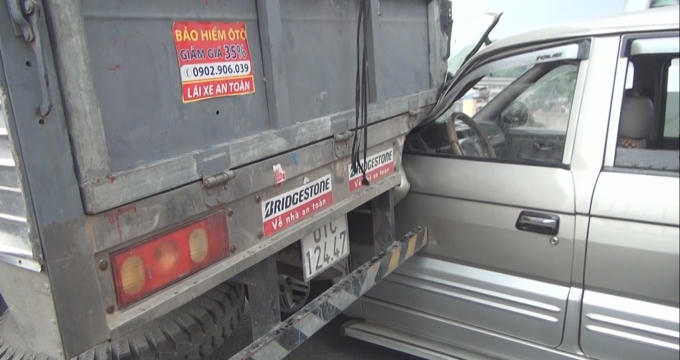 Các xe dính chặt vào nhau.