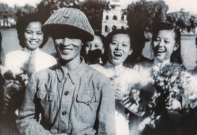 1954: Ngày Giải phóng Thủ đô 10-10-1954 không chỉ ghi dấu một chặng đường phát triển của Thủ đô Hà Nội, mà còn là mốc son chói lọi trong lịch sử dựng nước và giữ nước của dân tộc Việt Nam. Trong ảnh là Thiếu tướng Vương Thừa Vũ, Chủ tịch Uỷ ban quân chính thành phố Hà Nội, trong vòng tay chào đón của người trẻ Thủ đô gần hồ Hoàn Kiếm.